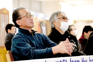 期待と不安が混じり合ってテレビを観覧する小林元・コーチ(写真前列左から2人目)左は近江谷杏菜選手の父・好幸さん == 株式会社伝書鳩|経済の伝書鳩|北見・網走・オホーツクのフリーペーパー ==