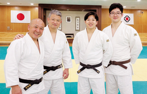 左から新海さん、中澤伸一さん、中澤佑紀さん、黒川さん == 株式会社伝書鳩｜経済の伝書鳩｜北見・網走・オホーツクのフリーペーパー ==