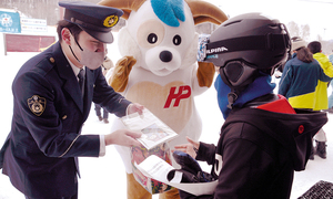 注意を呼び掛ける大澤巡査長とほくとくん == 株式会社伝書鳩｜経済の伝書鳩｜北見・網走・オホーツクのフリーペーパー ==