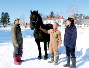 馬を囲んで談笑する菊地さん、瀬口社長、八木さん(写真右から) == 株式会社伝書鳩｜経済の伝書鳩｜北見・網走・オホーツクのフリーペーパー ==