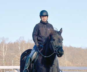 出産を控えた「なな」を運動させる八木さん(昨年12月) == 株式会社伝書鳩｜経済の伝書鳩｜北見・網走・オホーツクのフリーペーパー ==