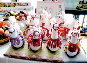 今年の干支(えと)の馬の姿も == 株式会社伝書鳩｜経済の伝書鳩｜北見・網走・オホーツクのフリーペーパー ==