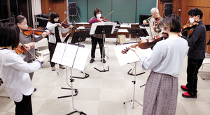 練習に励む置戸ヴァイオリンサークル == 株式会社伝書鳩|経済の伝書鳩|北見・網走・オホーツクのフリーペーパー ==