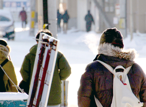 白い息を吐き通勤する北見市民(2025年12月5日朝) == 株式会社伝書鳩｜経済の伝書鳩｜北見・網走・オホーツクのフリーペーパー ==