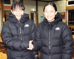 活躍を誓い合う尾崎カンナさん、スミレさん姉妹(左から、八方台スキー場で) == 株式会社伝書鳩｜経済の伝書鳩｜北見・網走・オホーツクのフリーペーパー ==