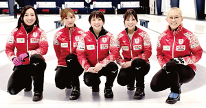 世界選手権の現地で女子日本代表(ロコ・ソラーレ+小穴選手)&copy;JCA == 株式会社伝書鳩｜経済の伝書鳩｜北見・網走・オホーツクのフリーペーパー ==