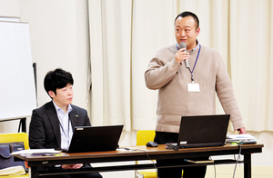 講師を務めた訓子府町の太田係長(写真右)と北見市の金子係長 == 株式会社伝書鳩｜経済の伝書鳩｜北見・網走・オホーツクのフリーペーパー ==