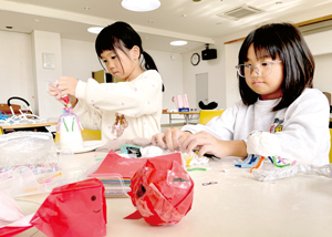 「金魚」の作品づくりに取り組む子ども達 == 株式会社伝書鳩｜経済の伝書鳩｜北見・網走・オホーツクのフリーペーパー ==