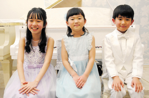 左から佐藤さん、市川さん、齊院くん == 株式会社伝書鳩｜経済の伝書鳩｜北見・網走・オホーツクのフリーペーパー ==