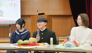 質問に答える三友さん(左)、渡辺くん(中央)ら == 株式会社伝書鳩｜経済の伝書鳩｜北見・網走・オホーツクのフリーペーパー ==