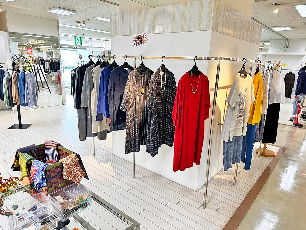 【北海道網走郡美幌町|衣料・雑貨の店 夢む|アパレル・バッグ・古布・雑貨・陶芸・衣料品|北見パラボ出店毎月開催中】店内